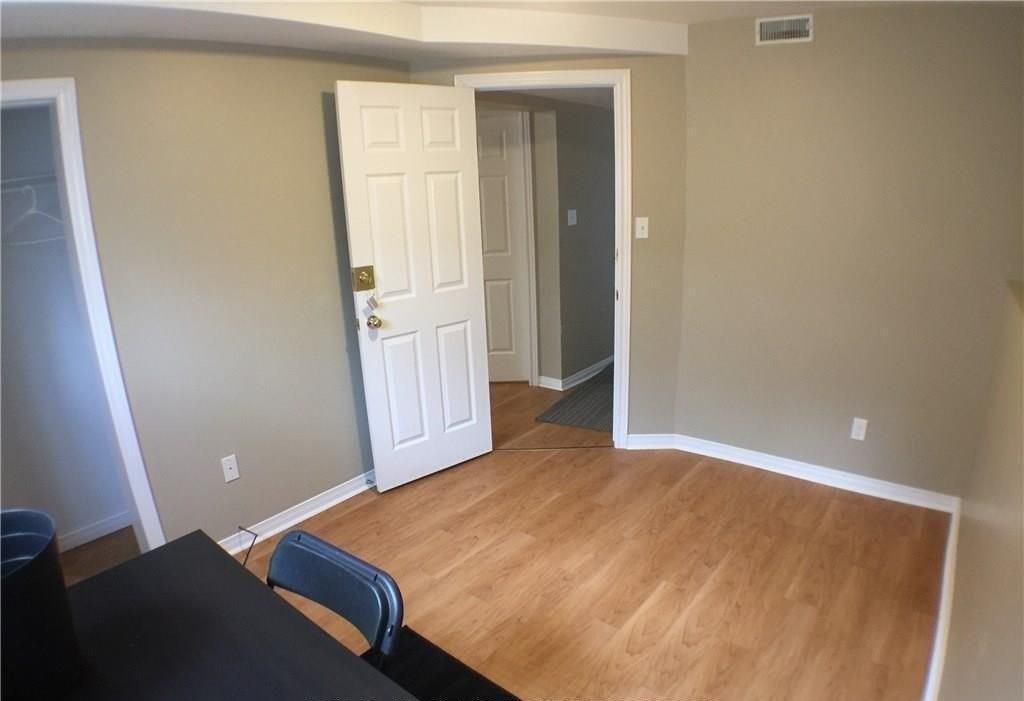 138 Carlton St - Photo 5 of 11