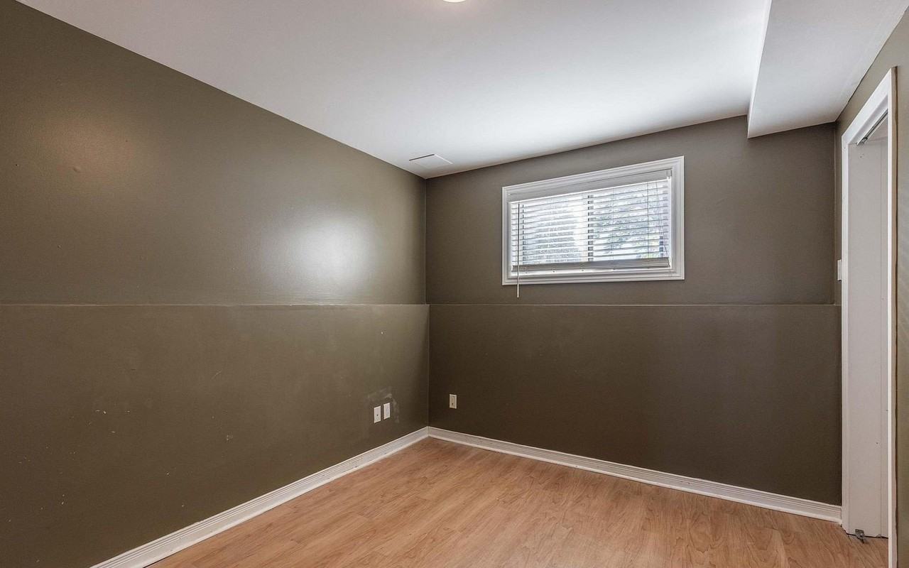 138 Carlton St - Photo 6 of 11