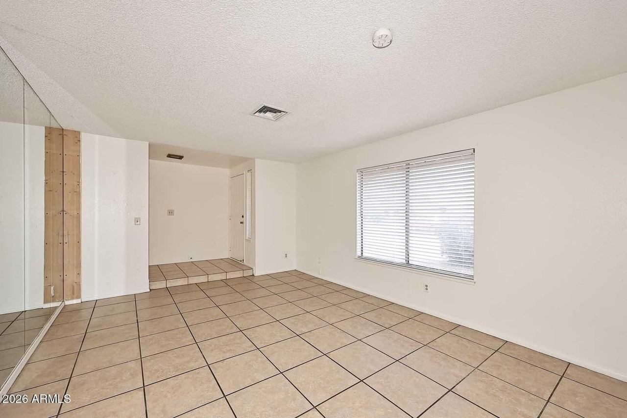 7827 W Jenan Dr - Photo 6 of 39