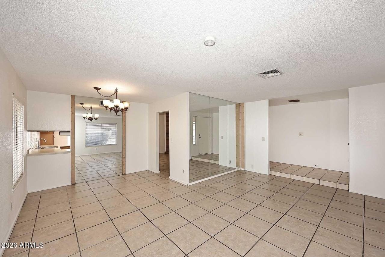 7827 W Jenan Dr - Photo 7 of 39