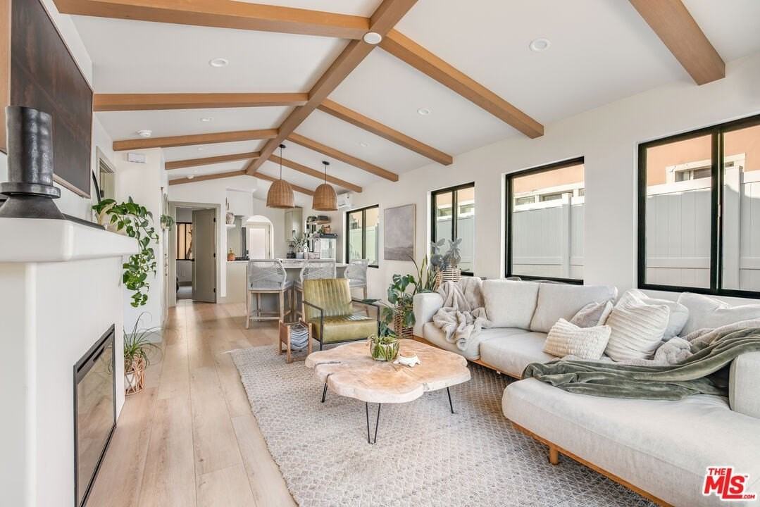 1033 Havenhurst Dr - Photo 5 of 24