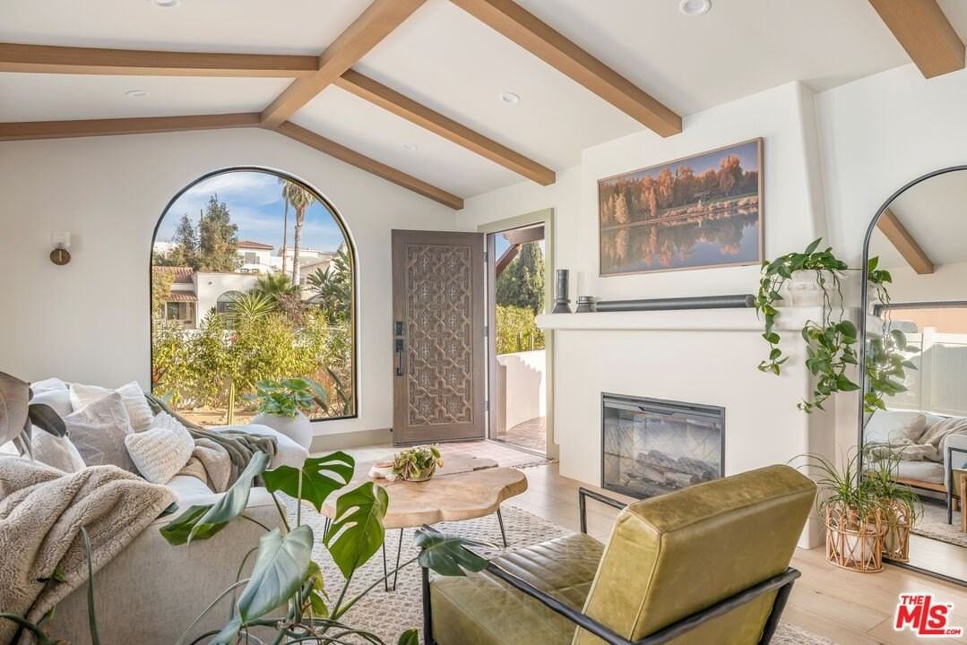 1033 Havenhurst Dr - Photo 7 of 24