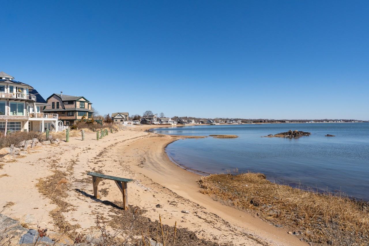 32 Bassett Ln - Photo 3 of 39