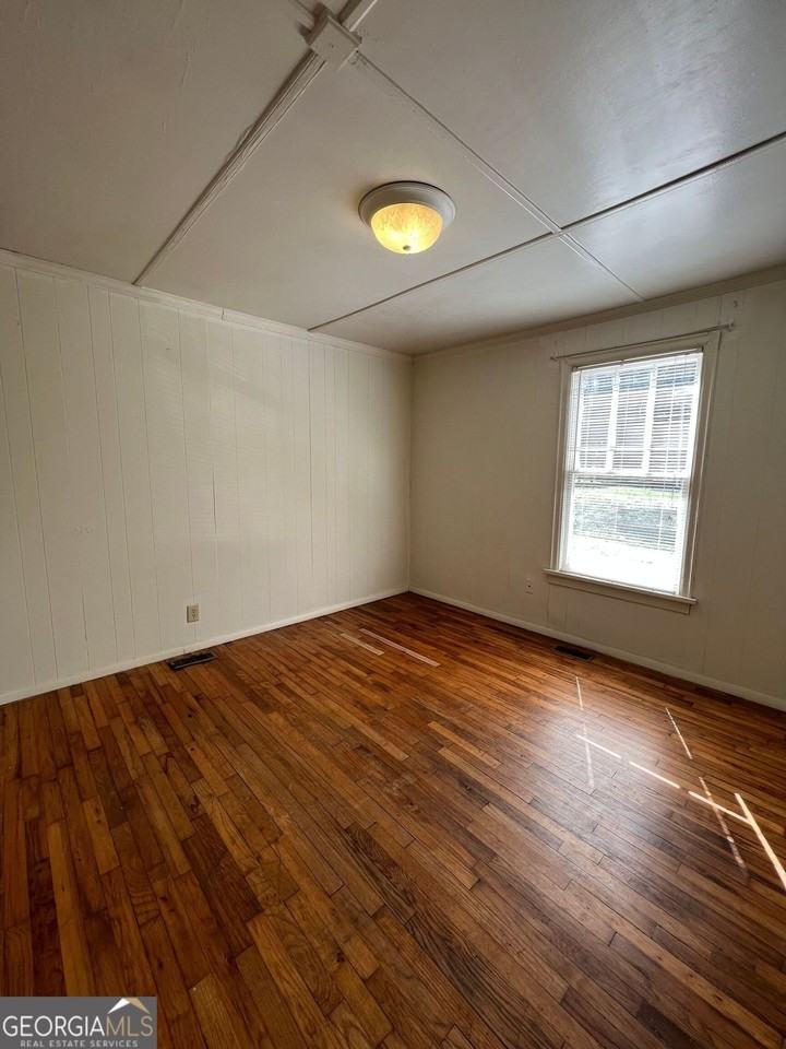 145 Herring St - Photo 3 of 9