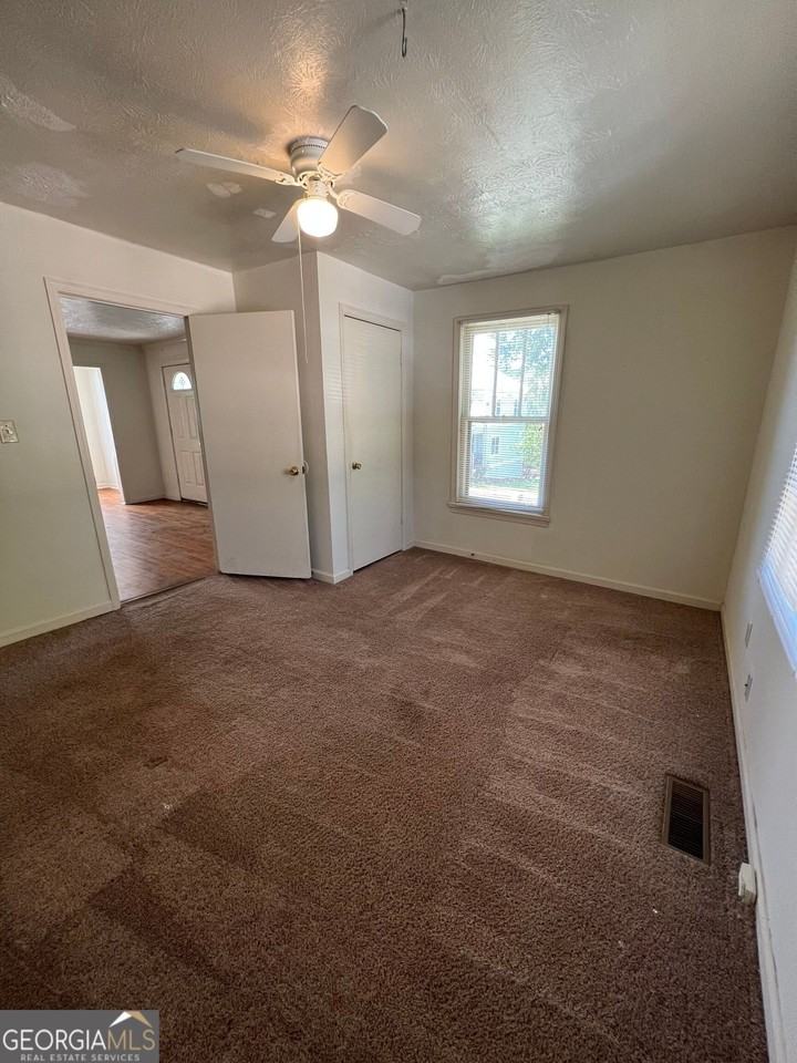 145 Herring St - Photo 6 of 9