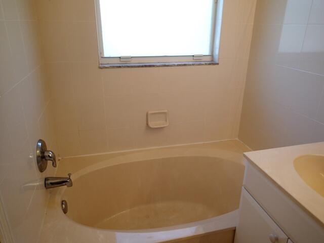 1011 Pipers Cay Dr - Photo 5 of 8