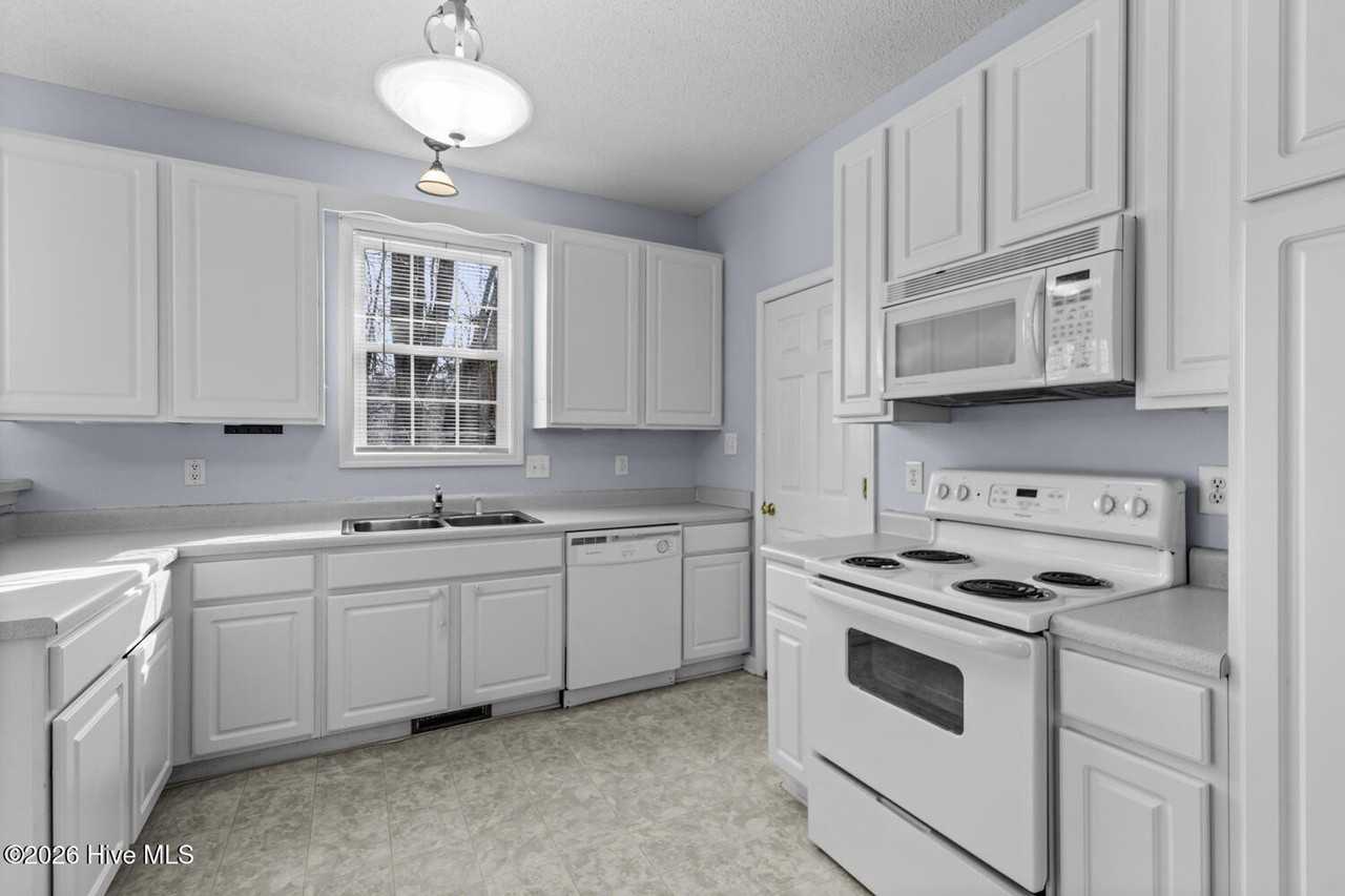 101 England Ln - Photo 7 of 28