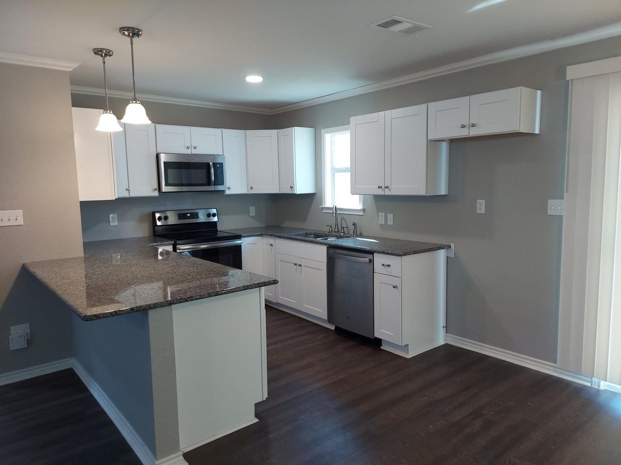 606 S Pierce St - Photo 3 of 9