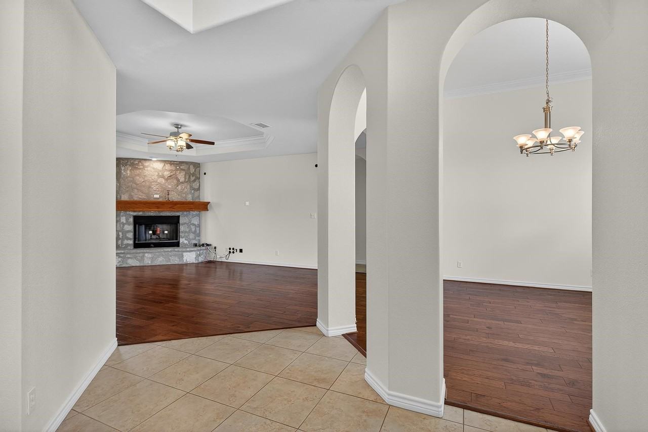 114 Friendswood Ave - Photo 4 of 27