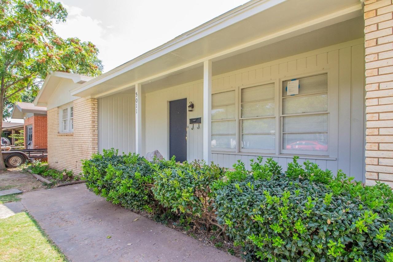 5011 42nd St - Photo 3 of 17