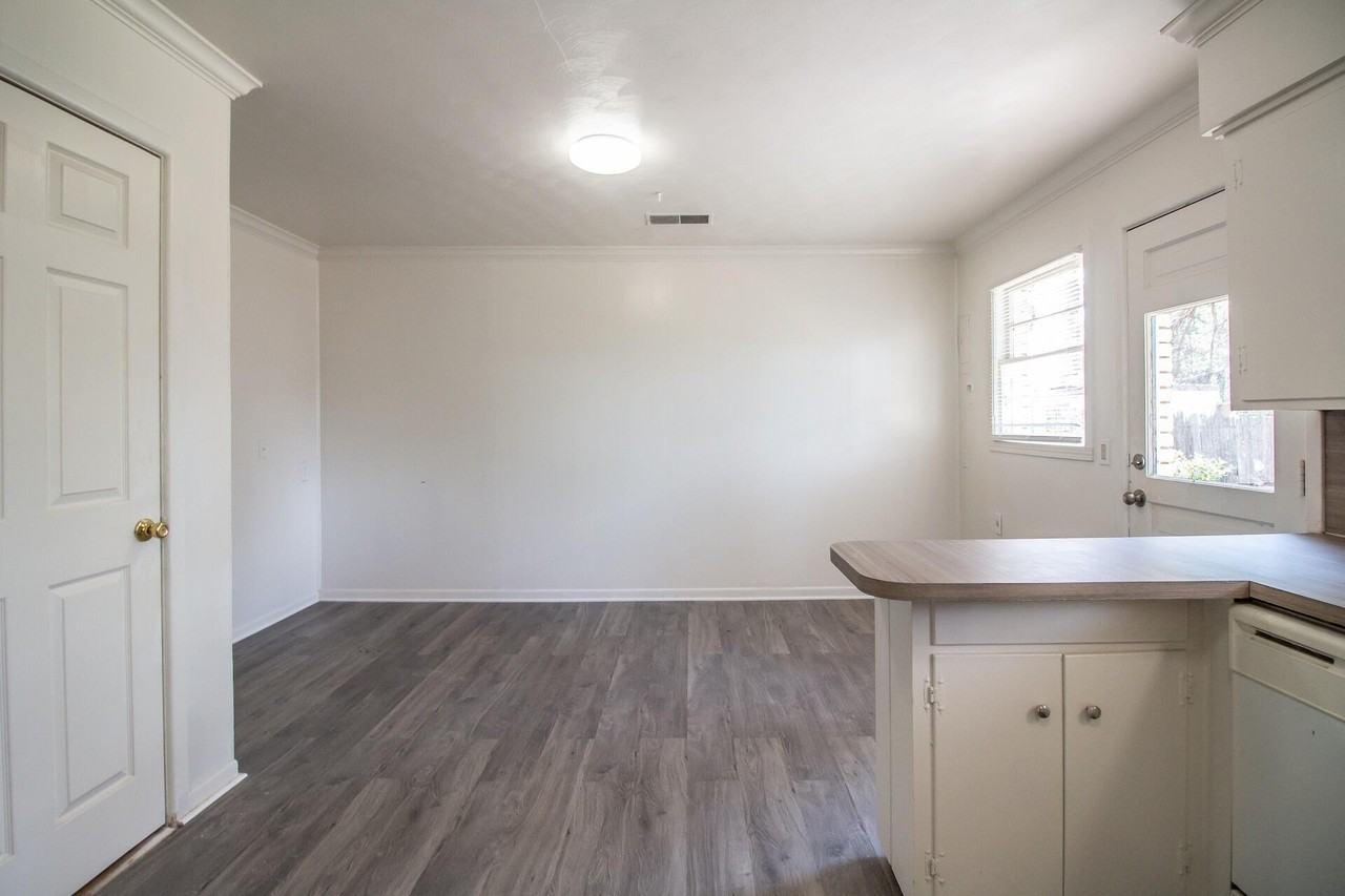 5011 42nd St - Photo 5 of 17