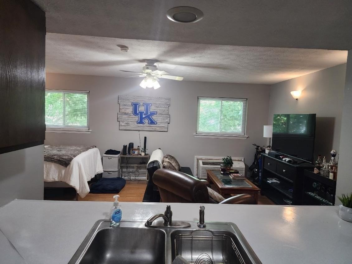 562 Woodland Ave Apt 13 #13 - Photo 5 of 12