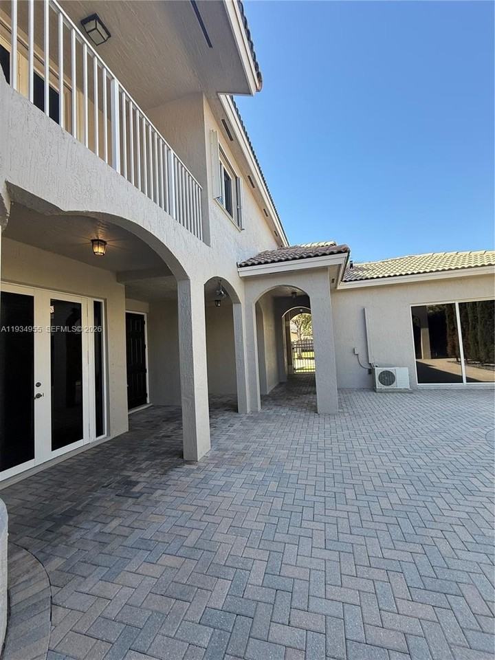 2239 Se 19th Ave #2239 - Photo 3 of 35