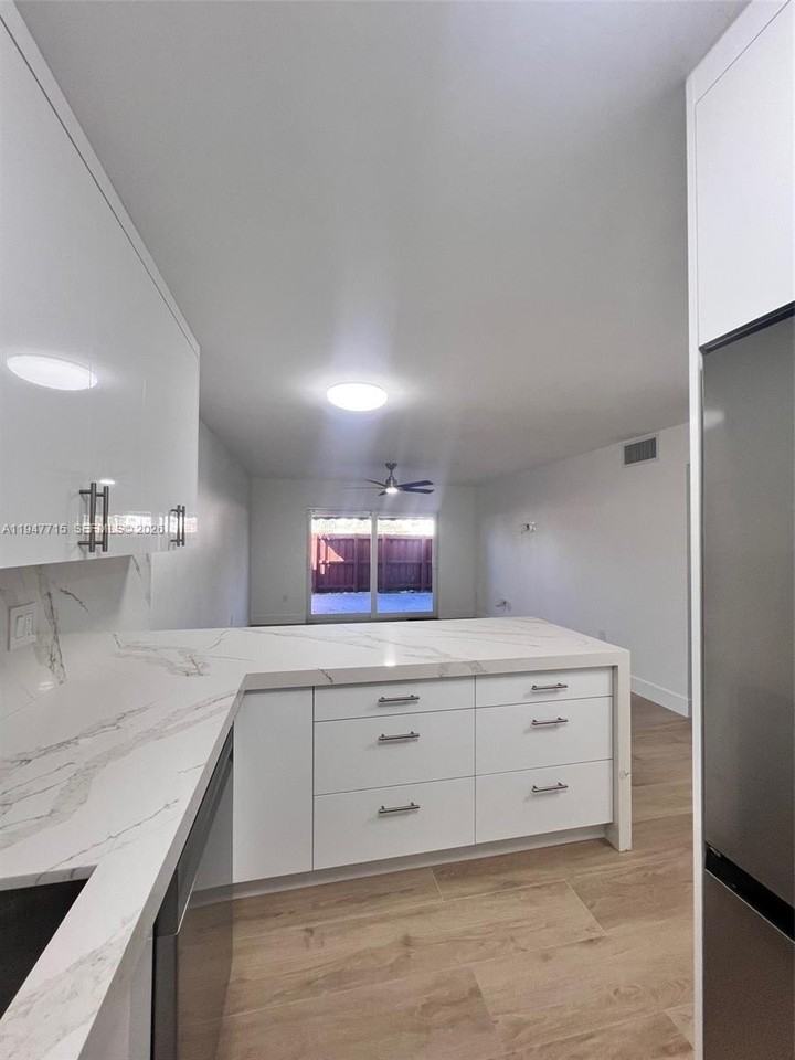 840 Sw 129th Pl #101 - Photo 2 of 20