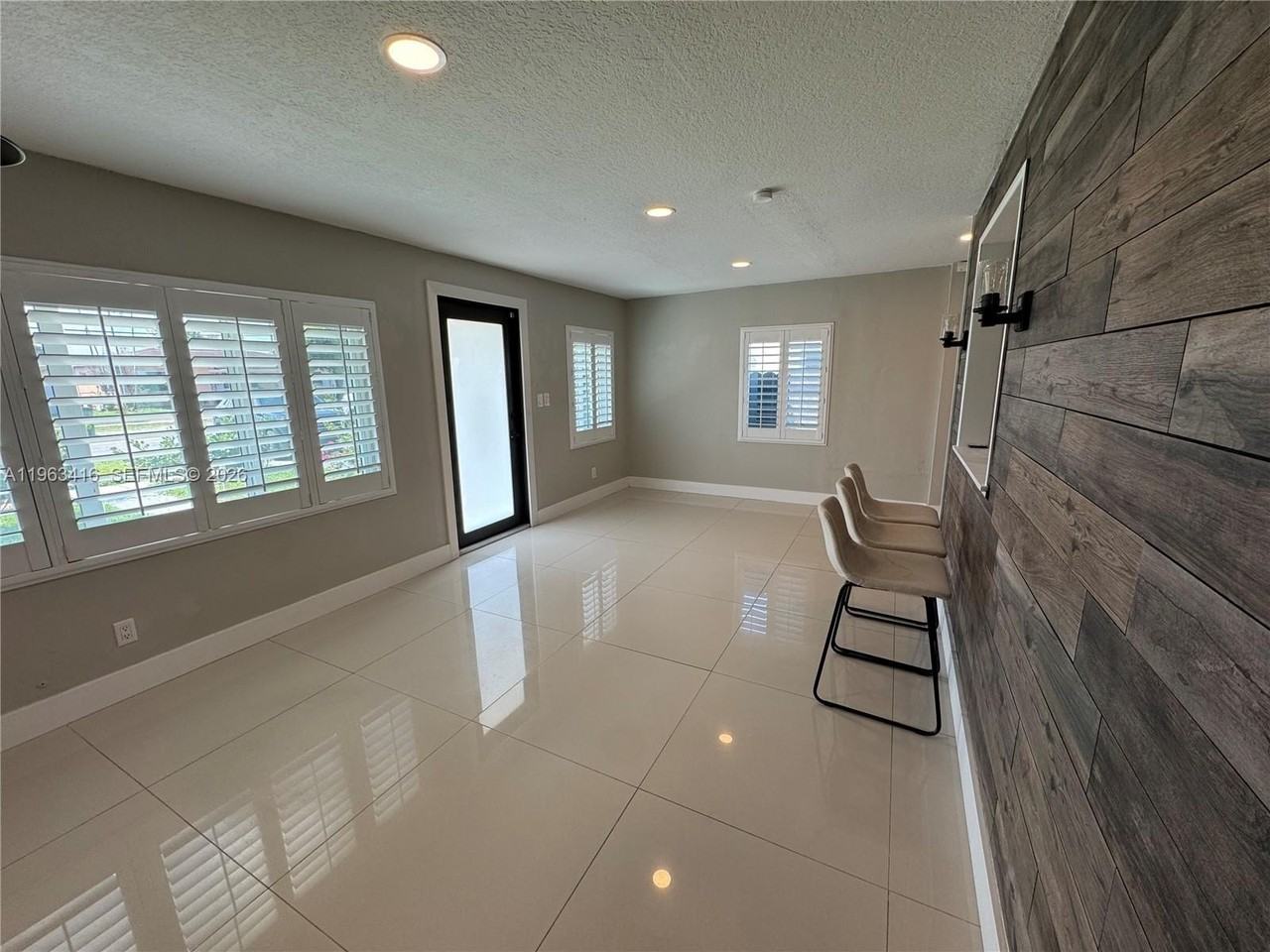 211 W 33rd St #1 - Photo 3 of 8