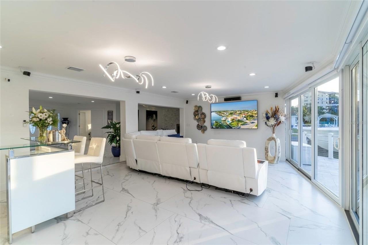 320 Harbor Psge - Photo 4 of 24