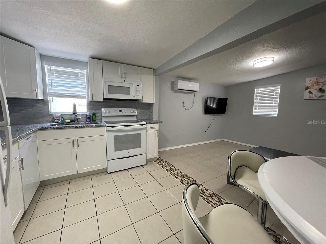 1601 Palm Way - Photo 3 of 14