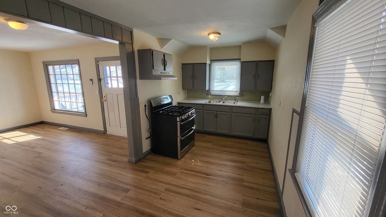 1604 W 11th St - Photo 5 of 17