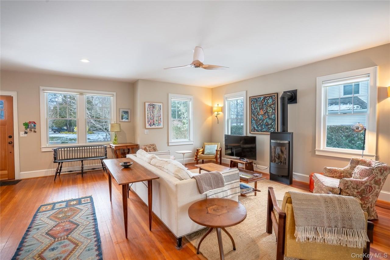 460 Bay Ave - Photo 3 of 18