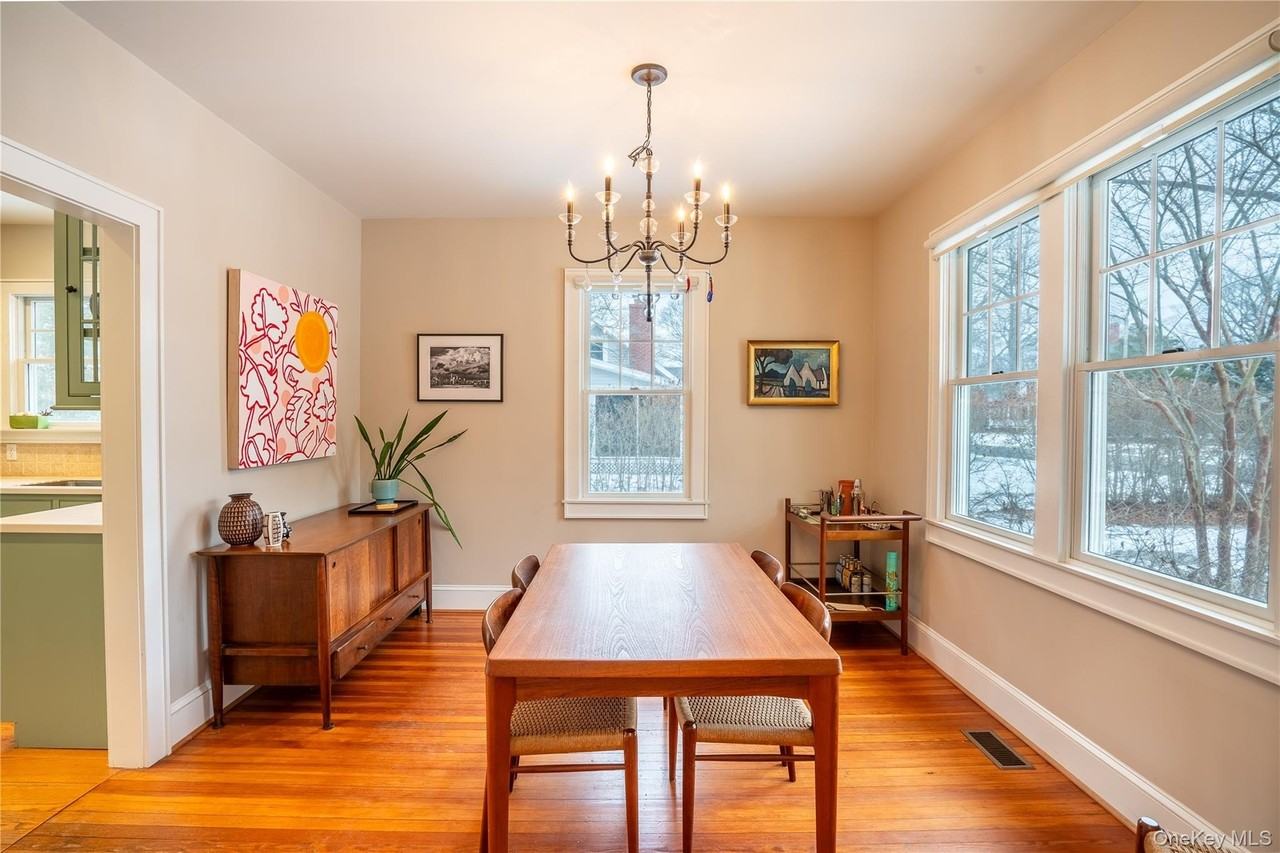 460 Bay Ave - Photo 4 of 18