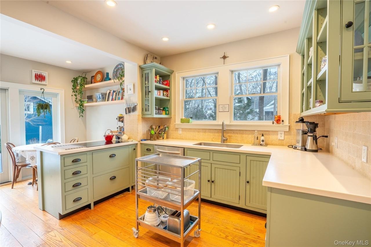 460 Bay Ave - Photo 5 of 18