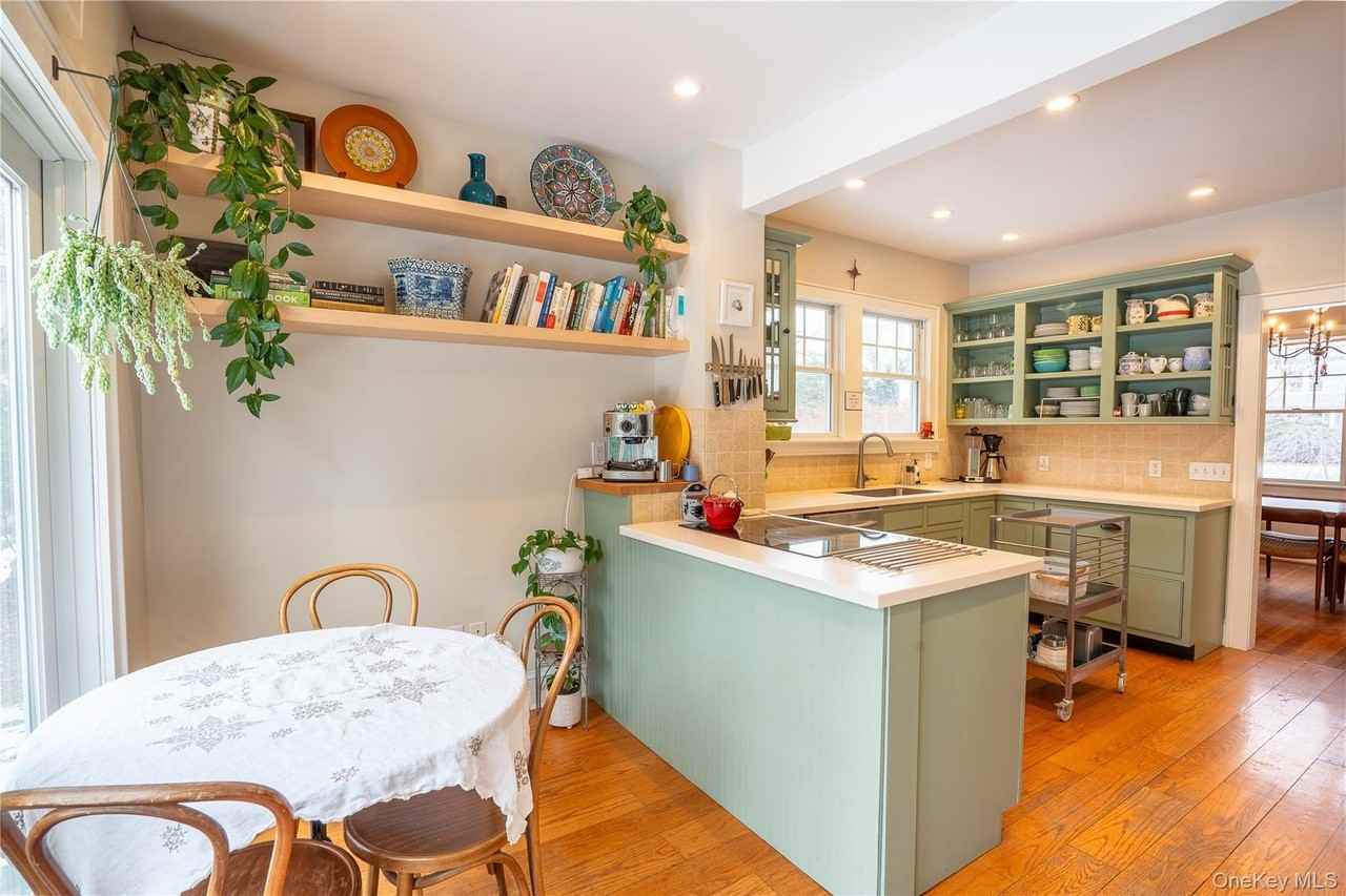 460 Bay Ave - Photo 6 of 18