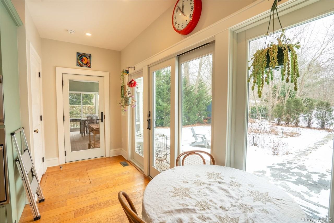 460 Bay Ave - Photo 7 of 18