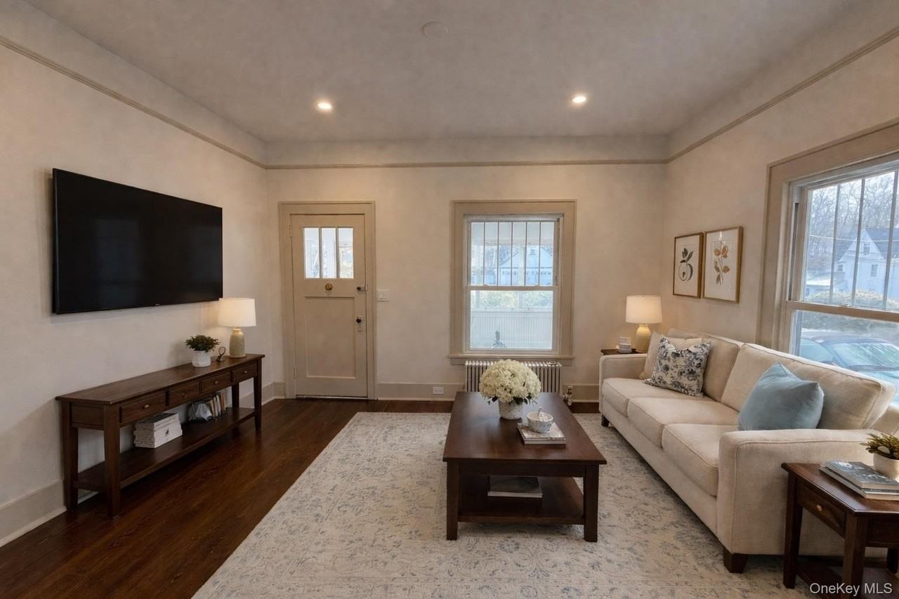 41 Washington Pl - Photo 2 of 12