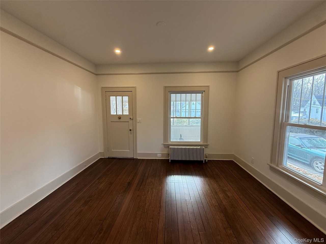 41 Washington Pl - Photo 3 of 12