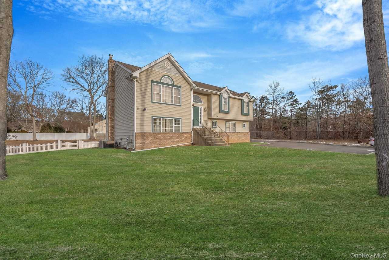 475 Old Country Rd - Photo 3 of 25