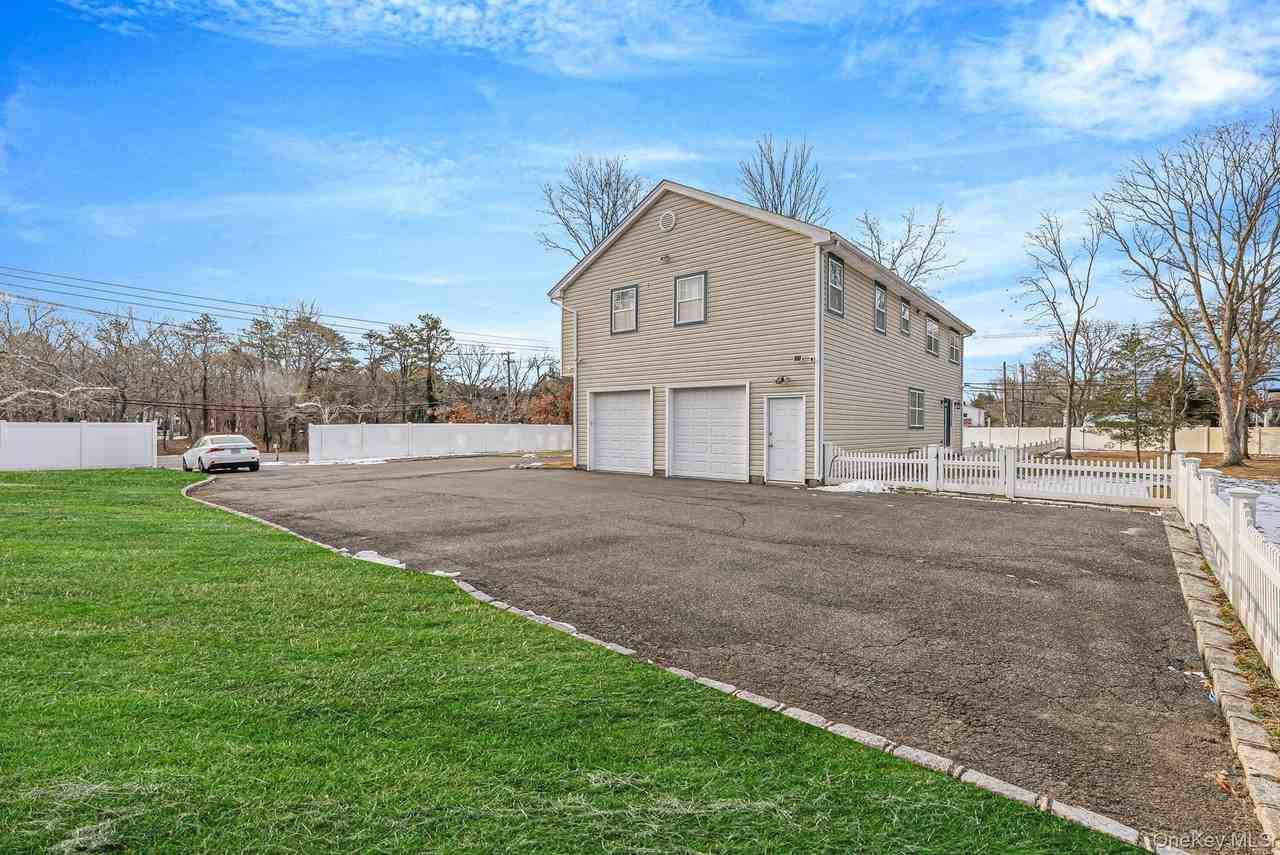 475 Old Country Rd - Photo 4 of 25