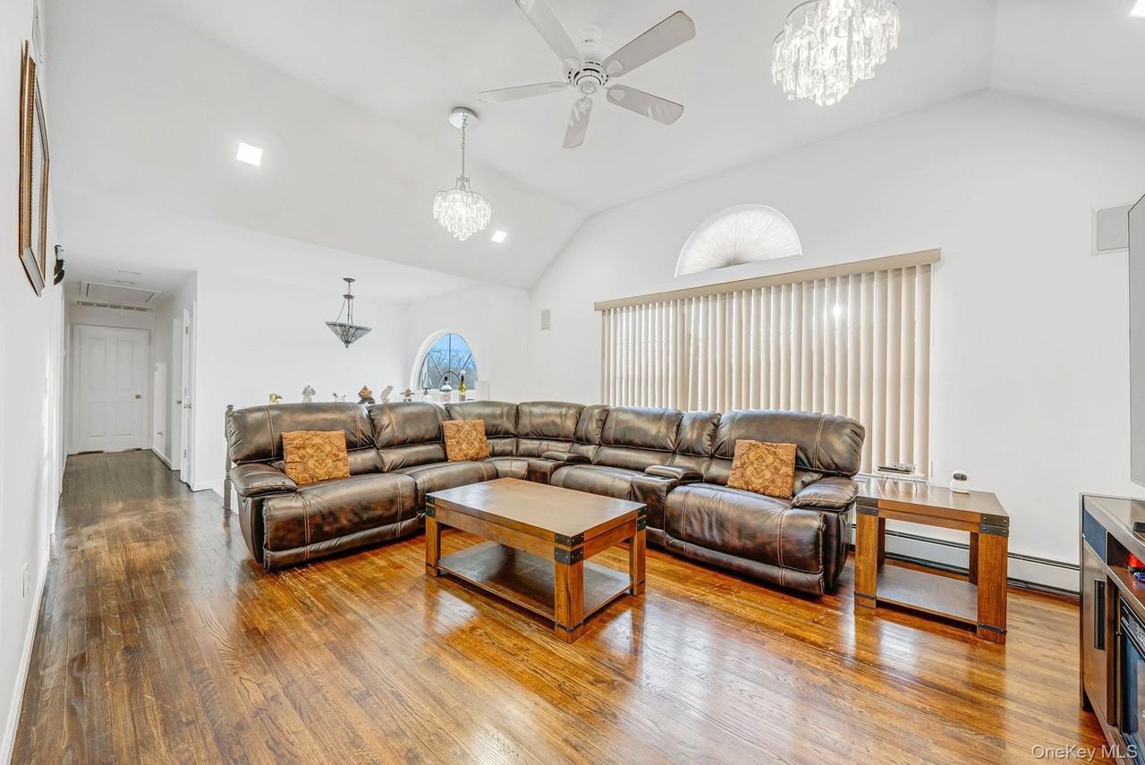 475 Old Country Rd - Photo 7 of 25