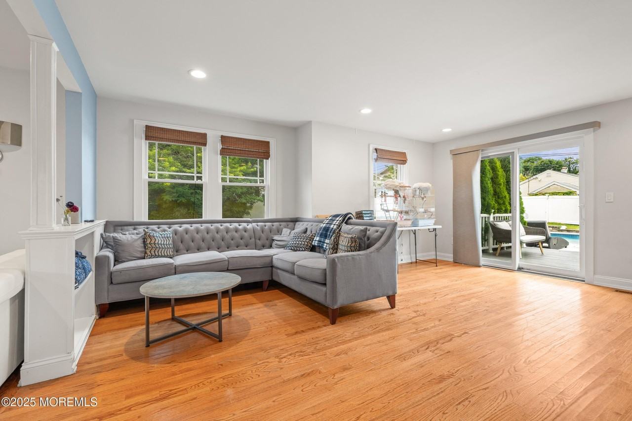 250 Alpern Ave - Photo 5 of 30