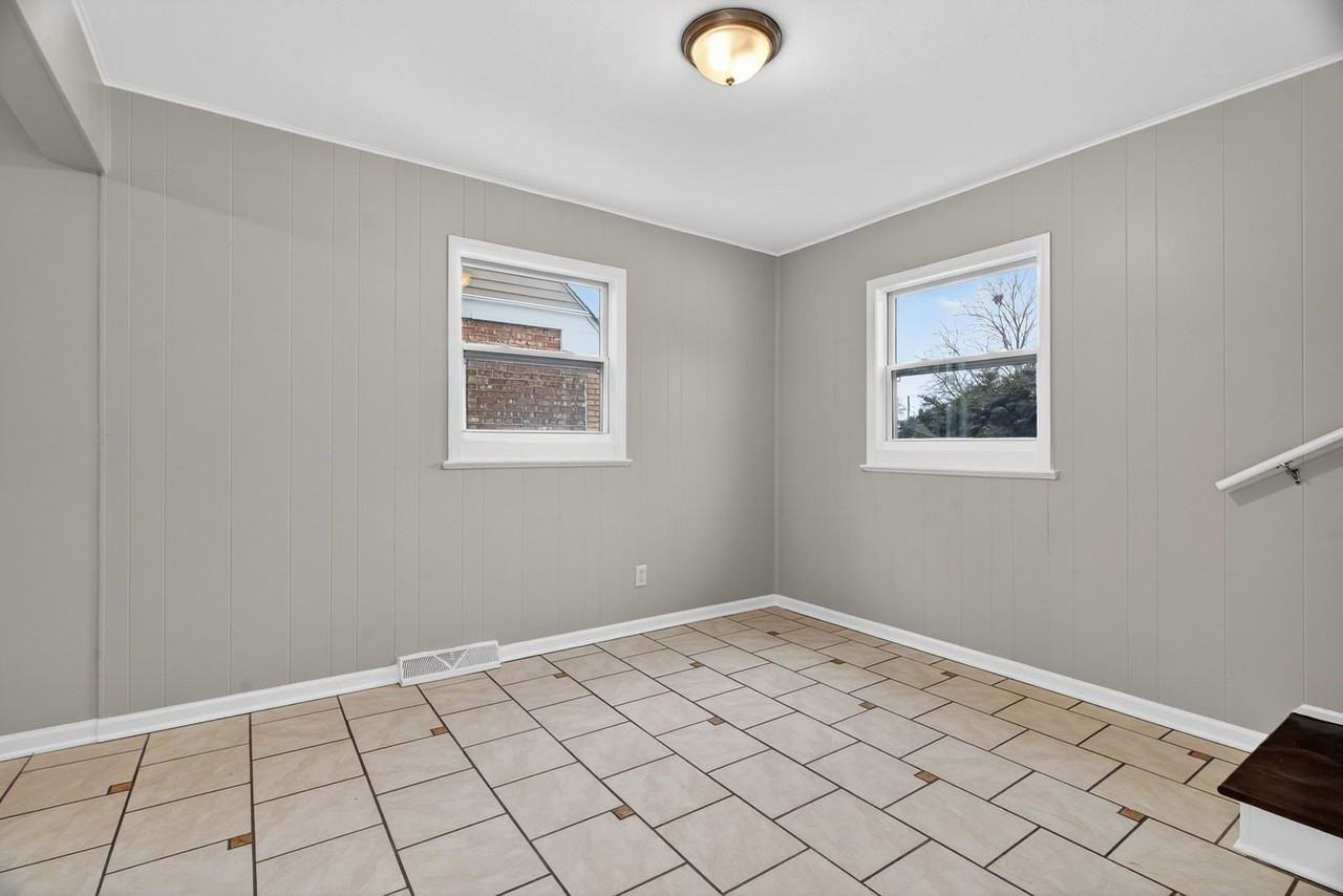 106 164th St - Photo 6 of 18