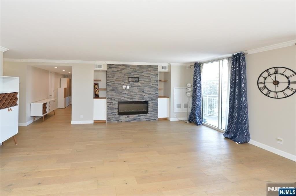 1055 River Rd - Photo 2 of 37