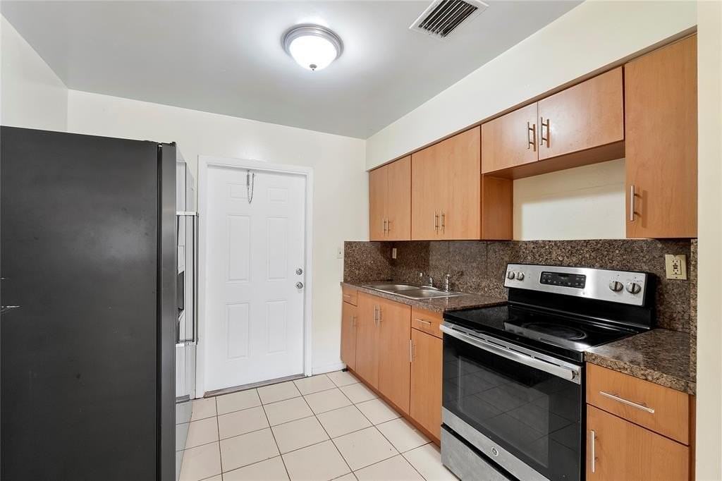 743 Nw 14th Way - Photo 3 of 14