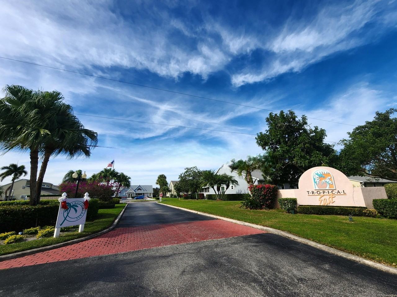 2607 Se Tropical East Cir - Photo 2 of 23