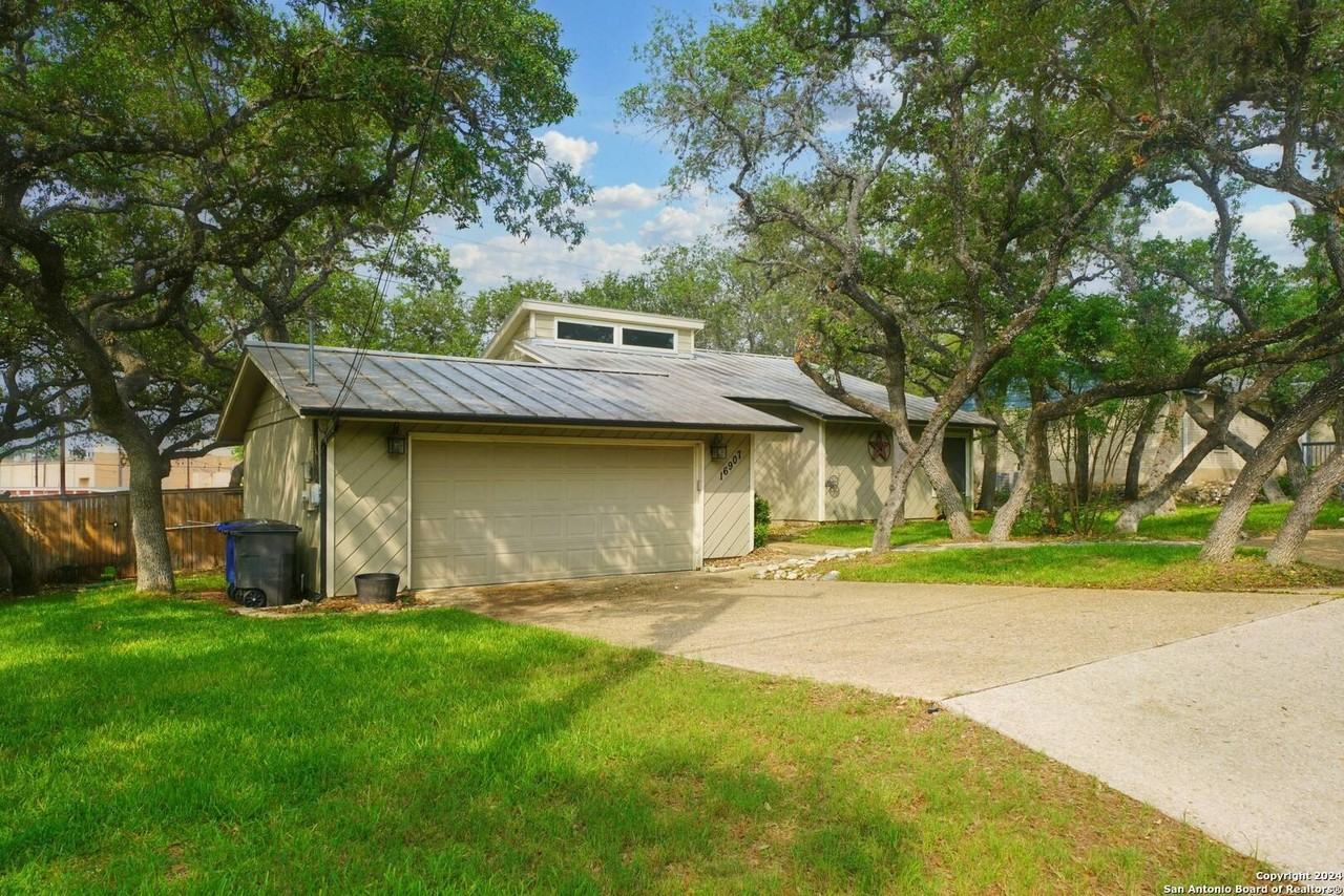 16907 Springhill Dr - Photo 3 of 44