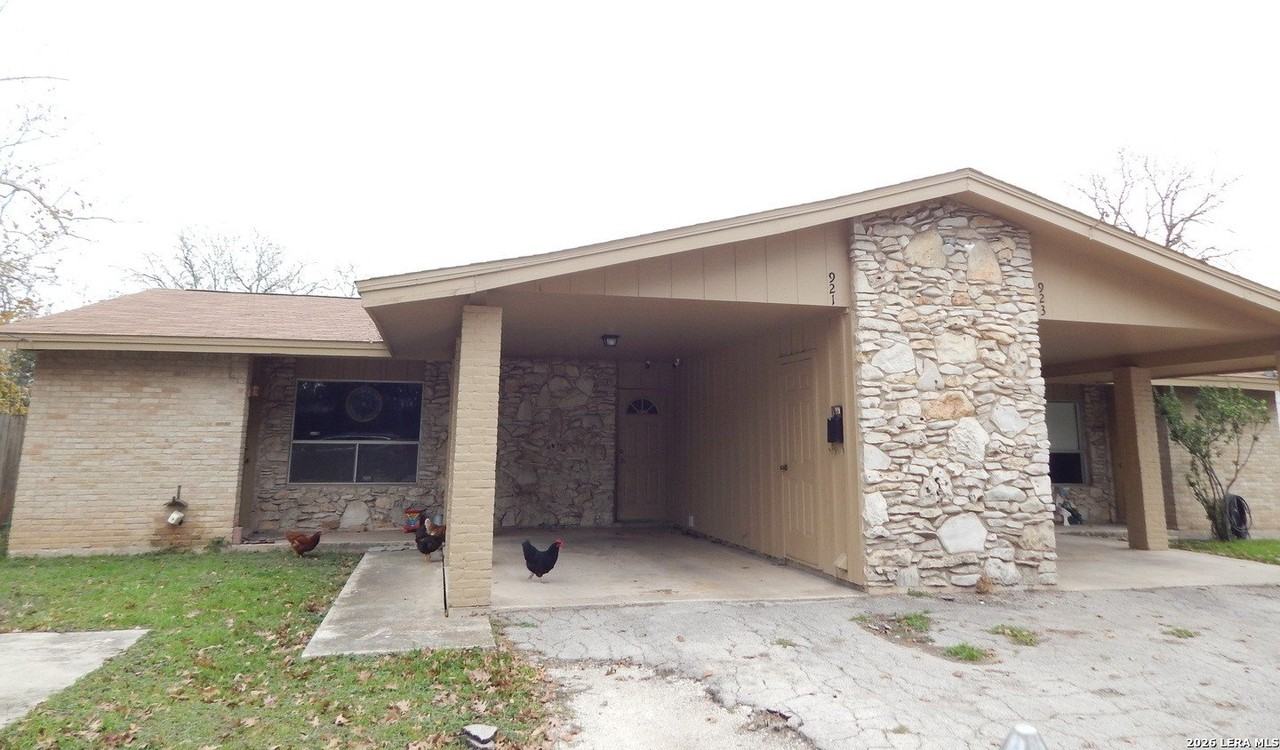 921 Eikel St - Photo 2 of 12