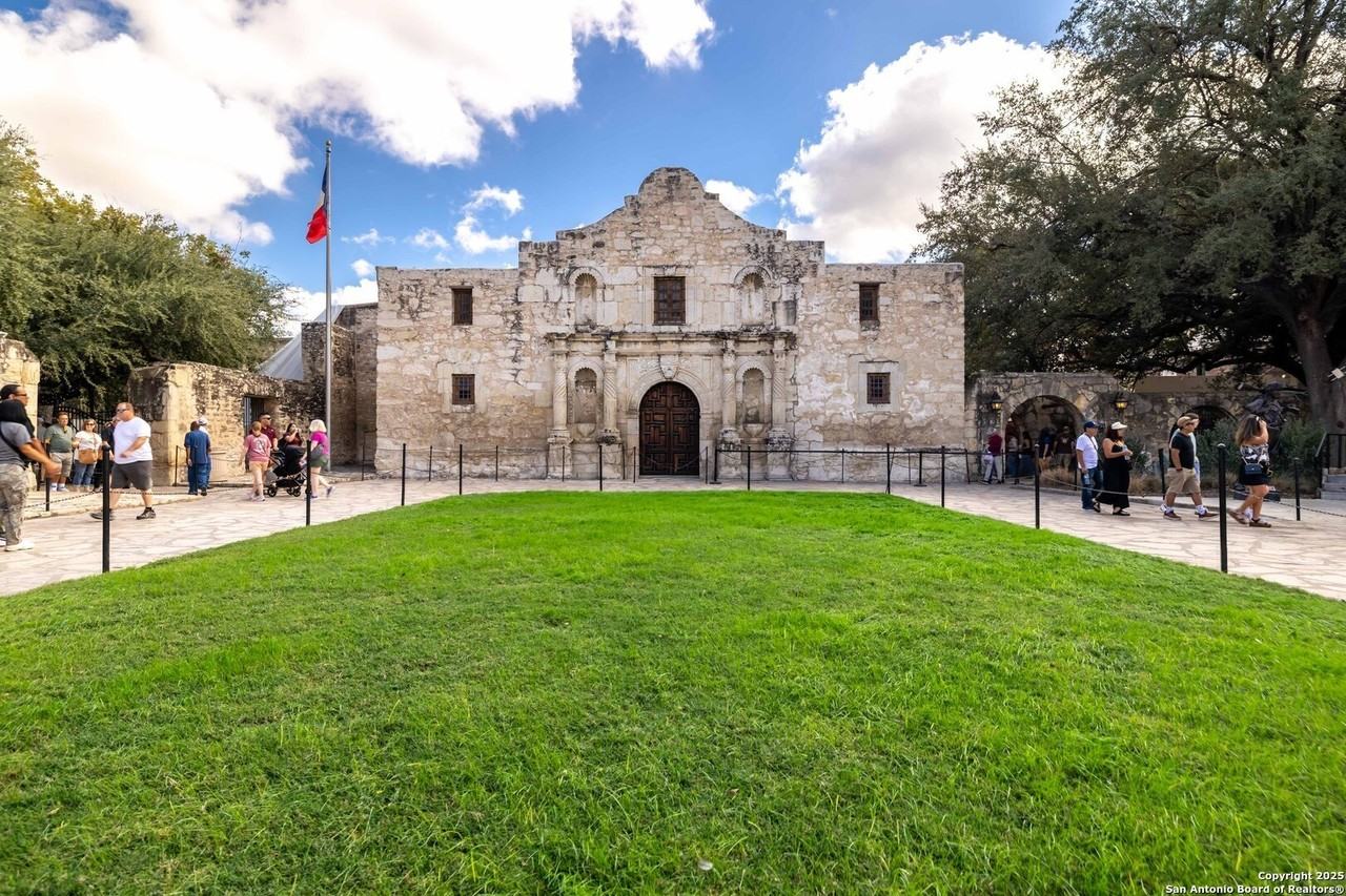 126 Benita St - Photo 6 of 27