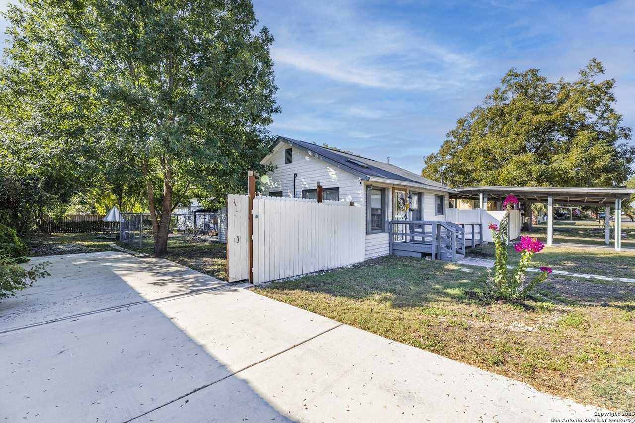 126 Benita St - Photo 7 of 27