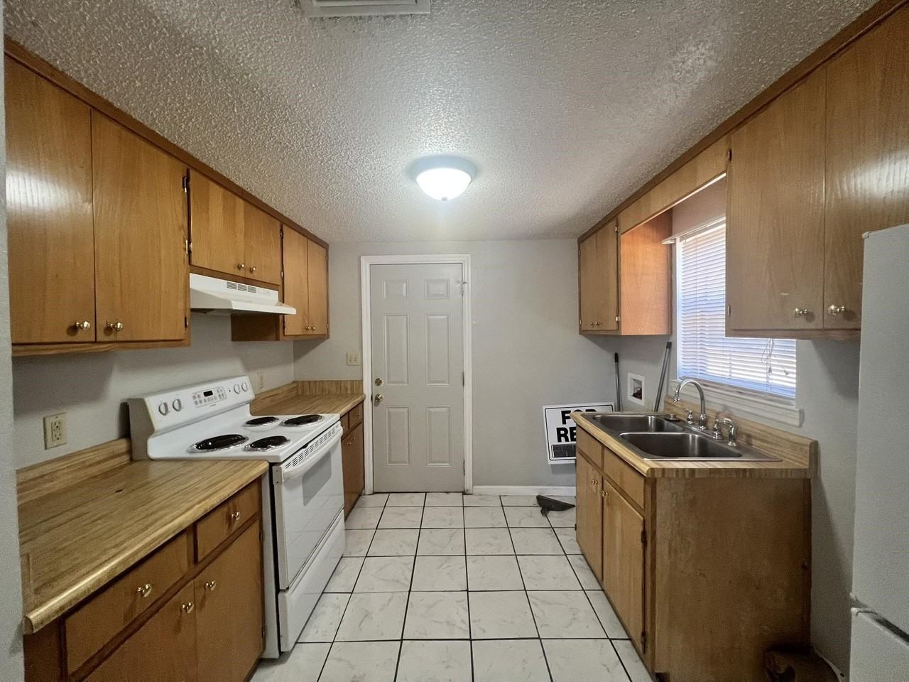 1614 Lonnie Rd - Photo 4 of 11