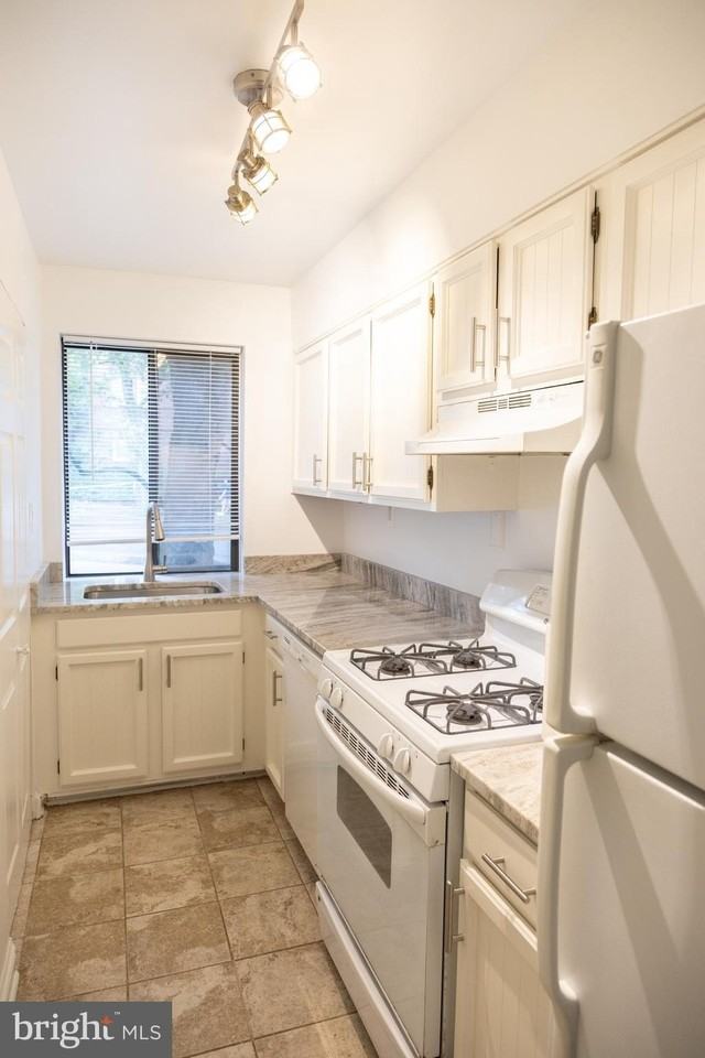 3815 Davis Pl Nw Apt 1 #1 - Photo 2 of 31