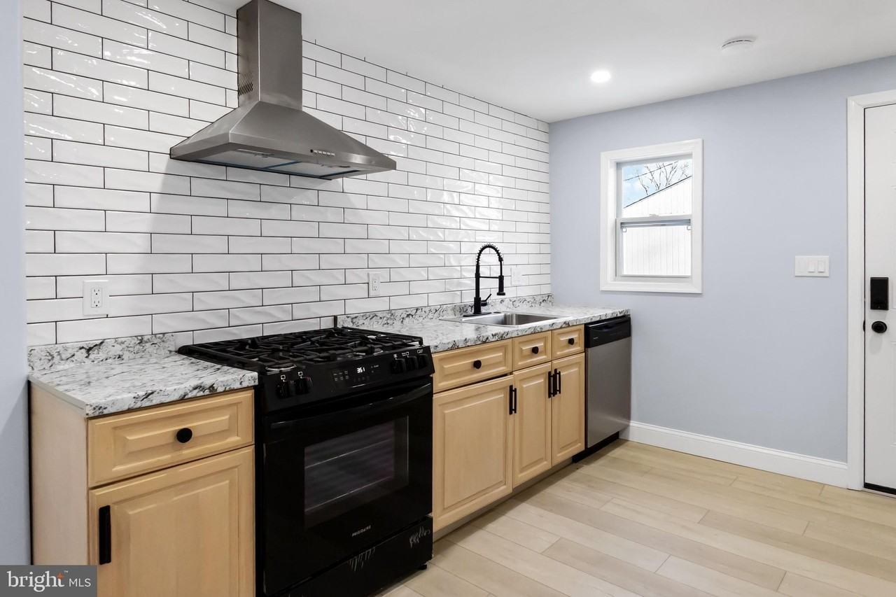 2301 Herkimer St - Photo 4 of 14