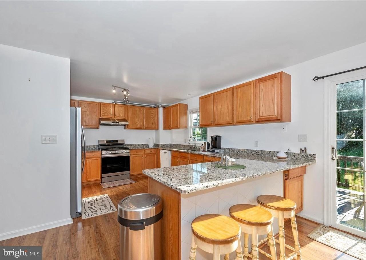 13908 Greenfield Ave - Photo 2 of 11