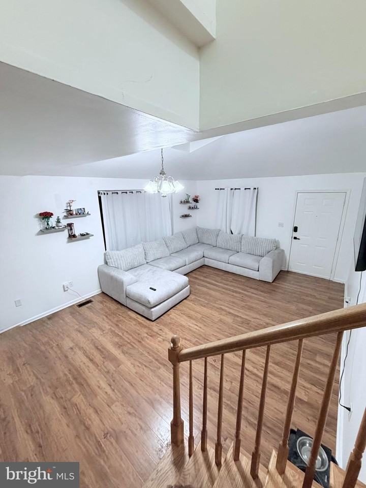 13908 Greenfield Ave - Photo 4 of 11