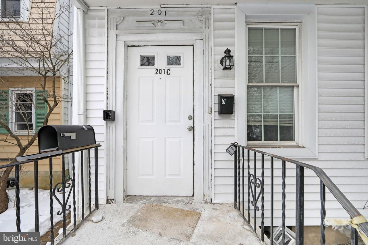 201 Chester Ave Apt C #C - Photo 3 of 19