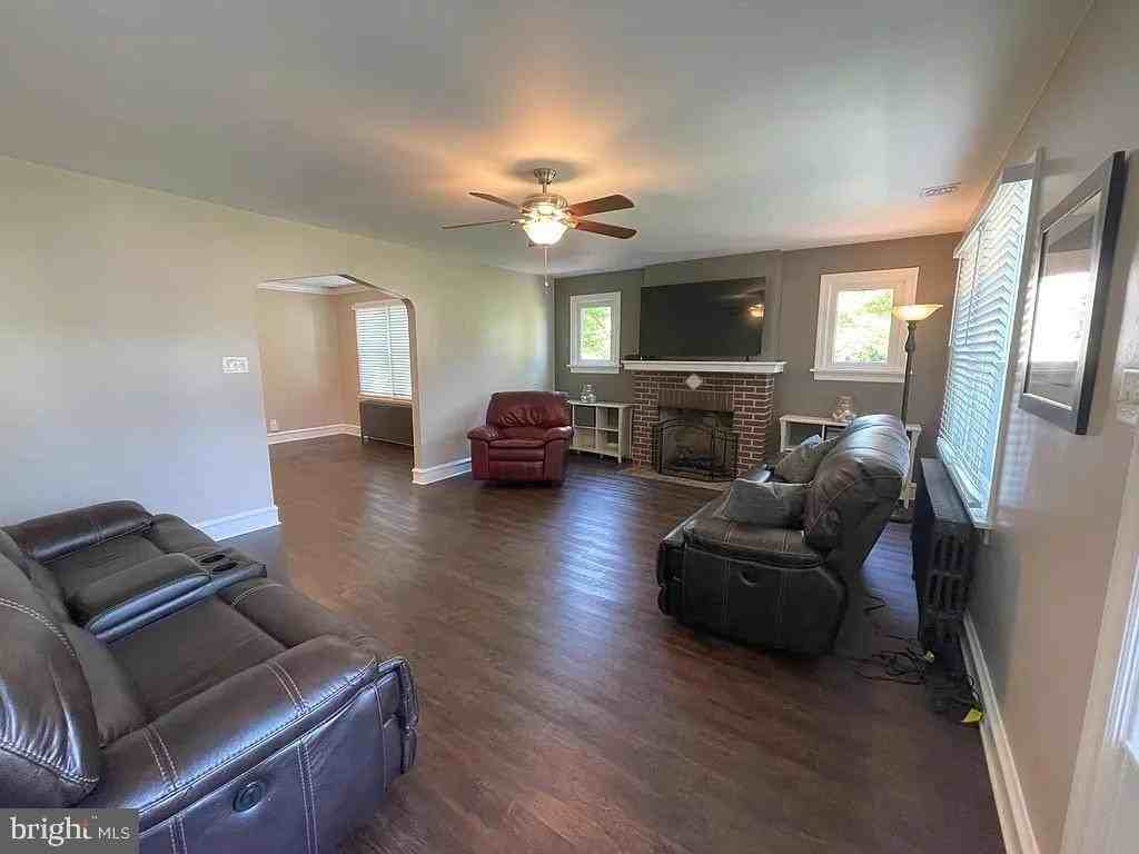 2249 W Walnut St - Photo 3 of 28