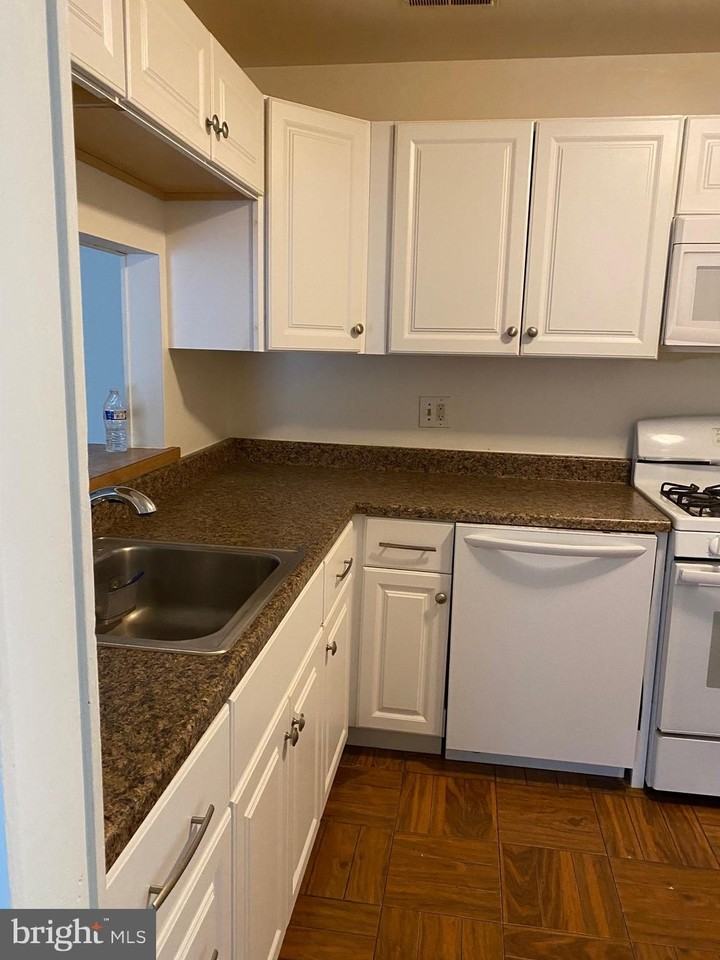 2715 Adams Ct - Photo 5 of 17