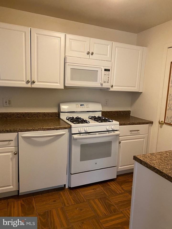 2715 Adams Ct - Photo 6 of 17